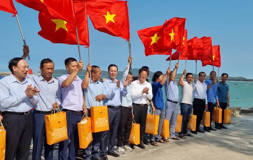 Chủ tịch nước Võ Văn Thưởng tặng quà bà con ngư dân tại khu neo đậu, tránh trú bão thuộc Trung tâm Hậu cần dịch vụ nghề cá huyện đảo Cô Tô. Ảnh: KHÁNH HÀ Chủ tịch nước Võ Văn Thưởng tặng quà bà con ngư dân tại khu neo đậu, tránh trú bão thuộc Trung tâm Hậu cần dịch vụ nghề cá huyện đảo Cô Tô. Ảnh: KHÁNH HÀ