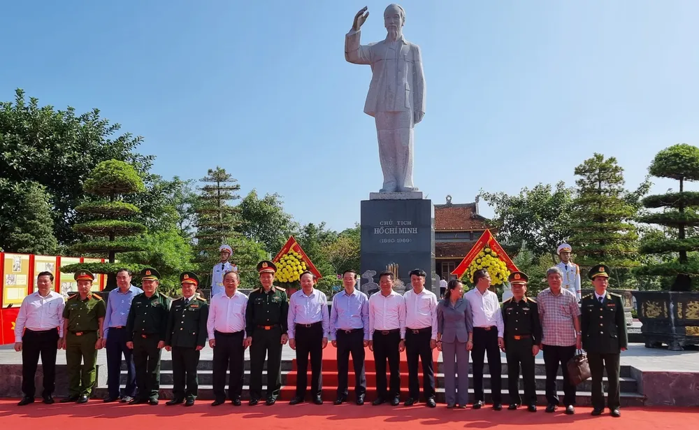 Chủ tịch nước Võ Văn Thưởng và đoàn công tác dưới tượng đài Chủ tịch Hồ Chí Minh trên đảo Cô Tô, ngày 28-10. Ảnh: KHÁNH HÀ Chủ tịch nước Võ Văn Thưởng và đoàn công tác dưới tượng đài Chủ tịch Hồ Chí Minh trên đảo Cô Tô, ngày 28-10. Ảnh: KHÁNH HÀ