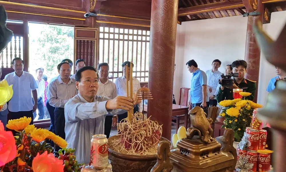 Chủ tịch nước Võ Văn Thưởng dâng hương trong Khu lưu niệm Chủ tịch Hồ Chí Minh trên đảo Cô Tô. Ảnh: KHÁNH HÀ Chủ tịch nước Võ Văn Thưởng dâng hương trong Khu lưu niệm Chủ tịch Hồ Chí Minh trên đảo Cô Tô. Ảnh: KHÁNH HÀ