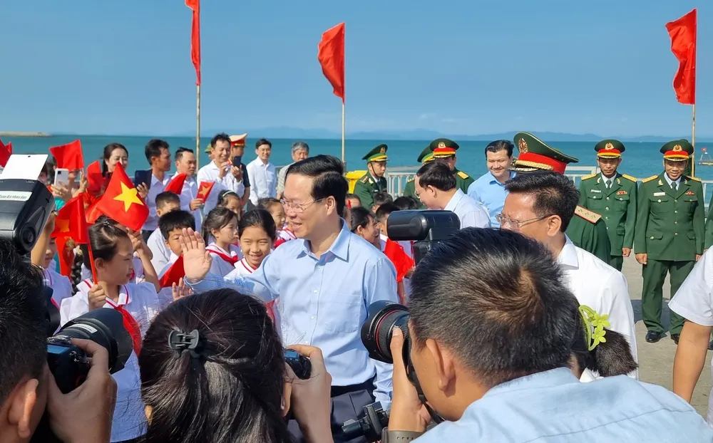 Chủ tịch nước Võ Văn Thưởng cùng các em học sinh, chiến sĩ quân đội trên đảo Cô Tô, ngày 28-10. Ảnh: KHÁNH HÀ Chủ tịch nước Võ Văn Thưởng cùng các em học sinh, chiến sĩ quân đội trên đảo Cô Tô, ngày 28-10. Ảnh: KHÁNH HÀ