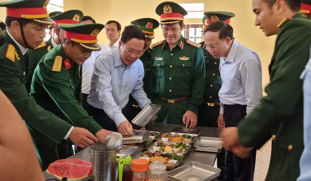 Chủ tịch nước Võ Văn Thưởng tham quan bếp ăn Tiểu đoàn đảo Cô Tô trưa ngày 28-10. Ảnh: KHÁNH HÀ Chủ tịch nước Võ Văn Thưởng tham quan bếp ăn Tiểu đoàn đảo Cô Tô trưa ngày 28-10. Ảnh: KHÁNH HÀ