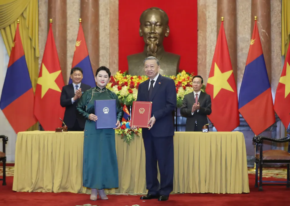 Chủ tịch nước Võ Văn Thưởng và Tổng thống Ukhnaagiin Khurelsukh chứng kiến trao đổi Bản ghi nhớ hợp tác giữa Bộ Công an Việt Nam với Bộ Tư pháp và Nội vụ Mông Cổ. Ảnh: QUANG PHÚC Chủ tịch nước Võ Văn Thưởng và Tổng thống Ukhnaagiin Khurelsukh chứng kiến trao đổi Bản ghi nhớ hợp tác giữa Bộ Công an Việt Nam với Bộ Tư pháp và Nội vụ Mông Cổ. Ảnh: QUANG PHÚC