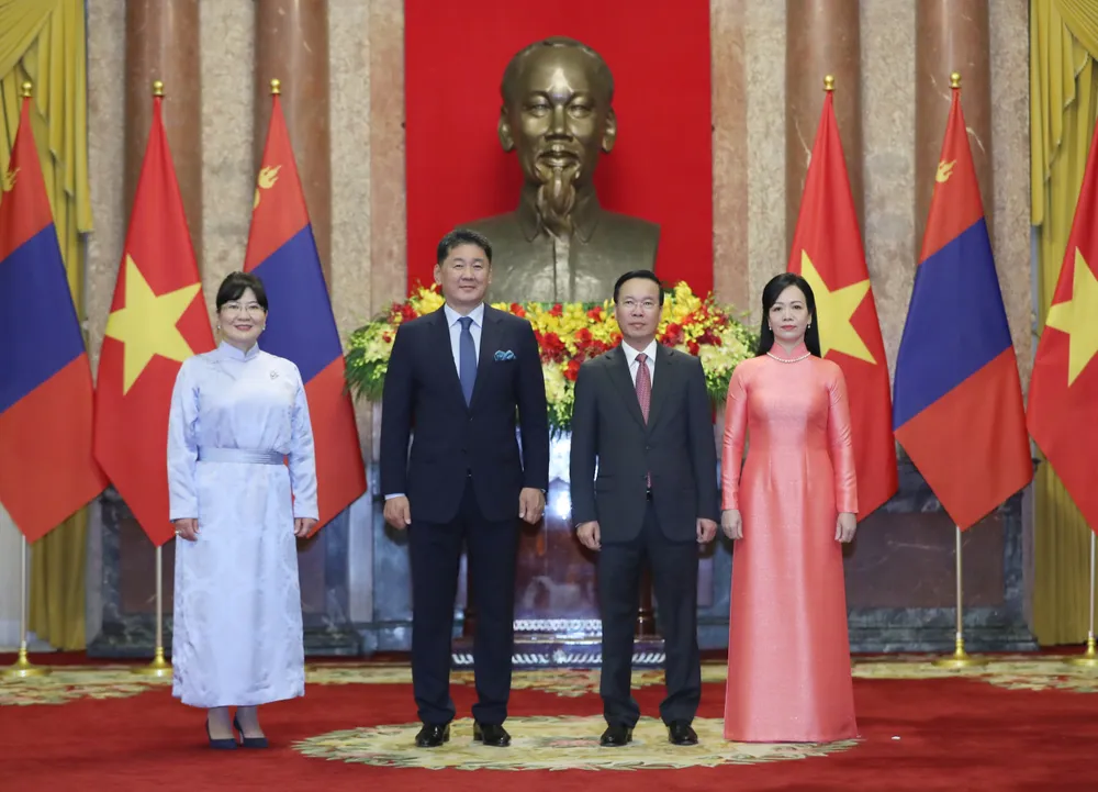 Chủ tịch nước Võ Văn Thưởng và Phu nhân chụp ảnh chung cùng Tổng thống Ukhnaagiin Khurelsukh và Phu nhân ở Phủ Chủ tịch. Ảnh: QUANG PHÚC Chủ tịch nước Võ Văn Thưởng và Phu nhân chụp ảnh chung cùng Tổng thống Ukhnaagiin Khurelsukh và Phu nhân ở Phủ Chủ tịch. Ảnh: QUANG PHÚC