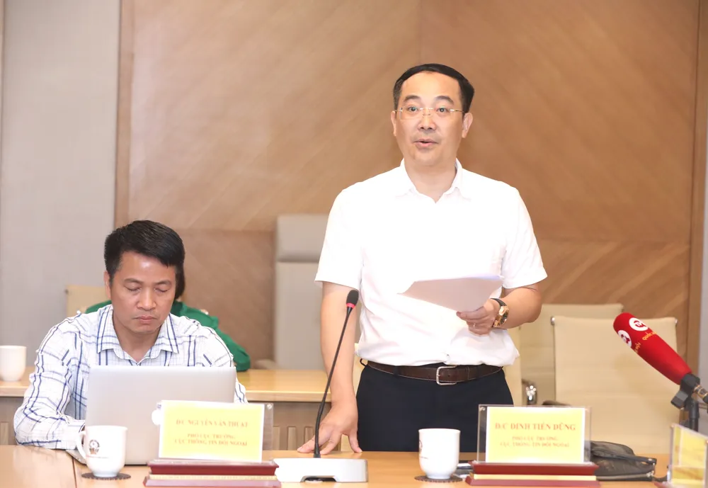 Ông Đinh Tiến Dũng, Phó Cục trưởng Cục Thông tin đối ngoại (Bộ TT-TT) giới thiệu về chương trình tại cuộc họp báo Ông Đinh Tiến Dũng, Phó Cục trưởng Cục Thông tin đối ngoại (Bộ TT-TT) giới thiệu về chương trình tại cuộc họp báo