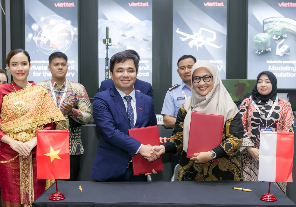 Ông Nguyễn Vũ Hà, Tổng Giám đốc Viettel High Tech và bà Rengga Dina Permana, Tổng Giám đốc PT. Bandara Praniagatama trao đổi thỏa thuận hợp tác