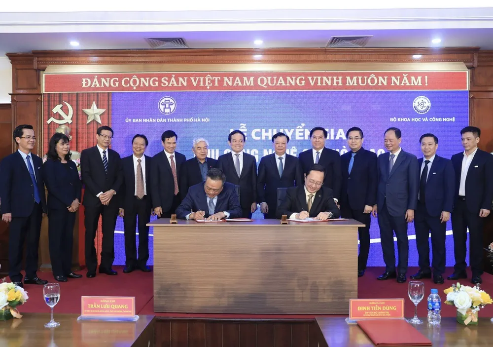 Bộ trưởng Bộ KH-CN Huỳnh Thành Đạt và Chủ tịch UBND thành phố Hà Nội Trần Sỹ Thanh ký Biên bản chuyển giao Khu CNC Hòa Lạc từ Bộ KH-CN về UBND thành phố Hà Nội tại buổi lễ Bộ trưởng Bộ KH-CN Huỳnh Thành Đạt và Chủ tịch UBND thành phố Hà Nội Trần Sỹ Thanh ký Biên bản chuyển giao Khu CNC Hòa Lạc từ Bộ KH-CN về UBND thành phố Hà Nội tại buổi lễ