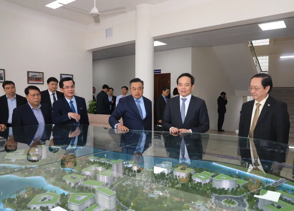 Phó Thủ tướng Trần Lưu Quang cùng các đại biểu tham quan, nghe giới thiệu về Khu CNC Hòa Lạc tại buổi lễ Phó Thủ tướng Trần Lưu Quang cùng các đại biểu tham quan, nghe giới thiệu về Khu CNC Hòa Lạc tại buổi lễ