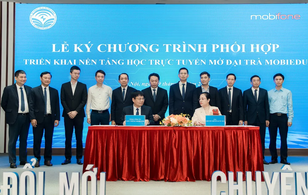 Lễ ký kết giữa Cục Chuyển đổi số và Trung tâm Dịch vụ số MobiFone về việc triển khai chính thức đào tạo chuyển đổi số Lễ ký kết giữa Cục Chuyển đổi số và Trung tâm Dịch vụ số MobiFone về việc triển khai chính thức đào tạo chuyển đổi số