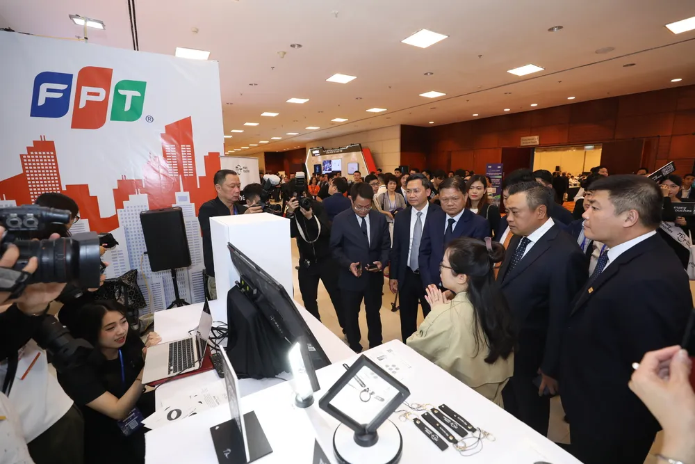 Các đại biểu tham quan, xem trình diễn và nghe giới thiệu về các giải pháp công nghệ, ứng dụng phát triển đô thị thông minh tại hội nghị