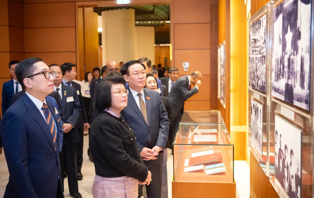 Chủ tịch Quốc hội Vương Đình Huệ và Chủ tịch Quốc hội Campuchia Samdech Khuon Sudary thăm Phòng truyền thống Nhà Quốc hội Việt Nam. Ảnh: VIẾT CHUNG