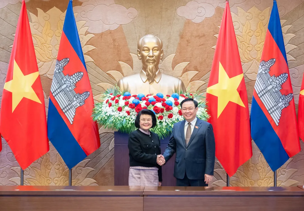 Chủ tịch Quốc hội Vương Đình Huệ và Chủ tịch Quốc hội Campuchia Samdech Khuon Sudary trước khi tiến hành hội đàm. Ảnh: VIẾT CHUNG