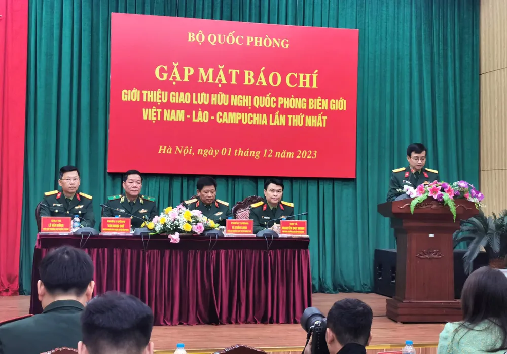 Lãnh đạo các cơ quan chức năng Bộ Quốc phòng chủ trì cuộc họp báo. Ảnh T.B