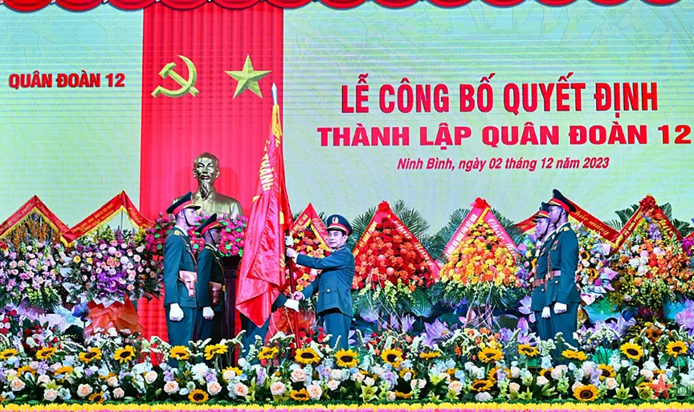 Đại tướng Phan Văn Giang trao Quân kỳ Quyết thắng tặng Quân đoàn 12 tại buổi lễ. Ảnh: BQP Đại tướng Phan Văn Giang trao Quân kỳ Quyết thắng tặng Quân đoàn 12 tại buổi lễ. Ảnh: BQP