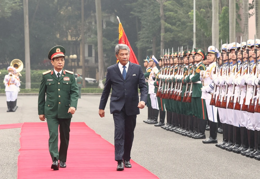 Bộ trưởng Bộ Quốc phòng Việt Nam Phan Văn GIang và Bộ trưởng Bộ Quốc phòng Malaysia duyệt đội danh dự Quân đội nhân dân Việt Nam tại lễ đón. Ảnh: VIẾT CHUNG bo-qp-malaysia-tham-vn-1-8621.jpg