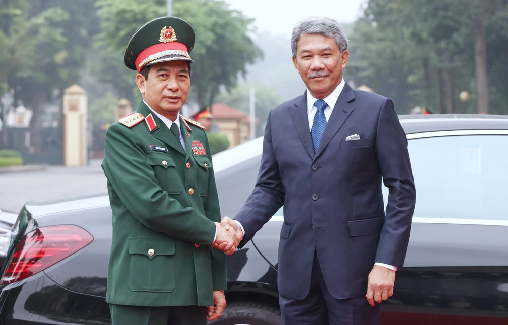 Bộ trưởng Bộ Quốc phòng Việt Nam Phan Văn Giang và Bộ trưởng Bộ Quốc phòng Malaysia tại lễ đón. Ảnh: VIẾT CHUNG bo-qp-malaysia-tham-vn-2-6806.jpg