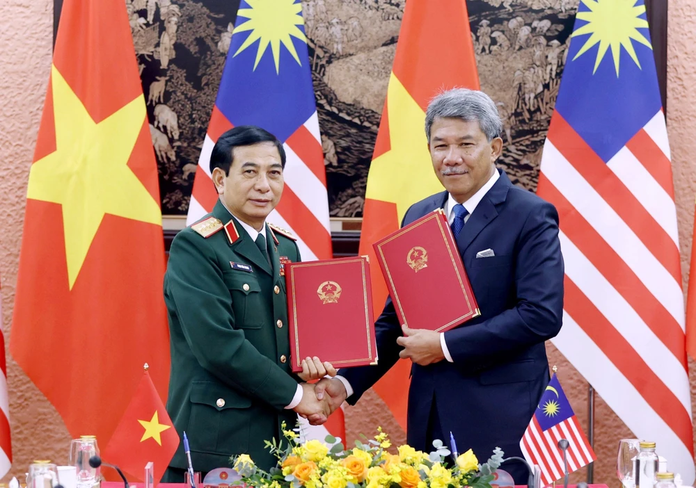 Bộ trưởng Phan Văn Giang và Bộ trưởng Dato’ Seri Utama Haji Mohamad Bin Haji Hasan trao đổi Bản ghi nhớ giữa hai Chính phủ về hợp tác quốc phòng song phương khi kết thúc hội đàm. Ảnh: VIẾT CHUNG bo-qp-malaysia-tham-vn-6-8826.jpg