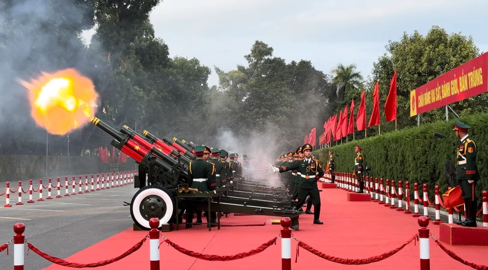 Đại bác khai hỏa chào mừng ở Hoàng thành Thăng Long. Ảnh: VIẾT CHUNG le-don-chinh-thuc-16-3263.jpg