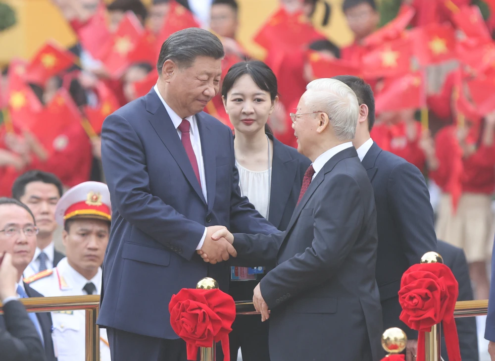Tổng Bí thư Nguyễn Phú Trọng trò chuyện với Tổng Bí thư, Chủ tịch nước Trung Quốc Tập Cận Bình tại lễ đón. Ảnh: QUANG PHÚC le-don-chinh-thuc-7-9333.jpg