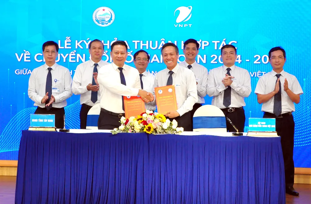 Lễ ký kết thỏa thuận hợp tác giai đoạn 2024-2030 về chuyển đổi số giữa VNPT và UBND tỉnh Tây Ninh, ngày 29-6, tại Hà Nội VNPT hop tac Tay Ninh.jpg