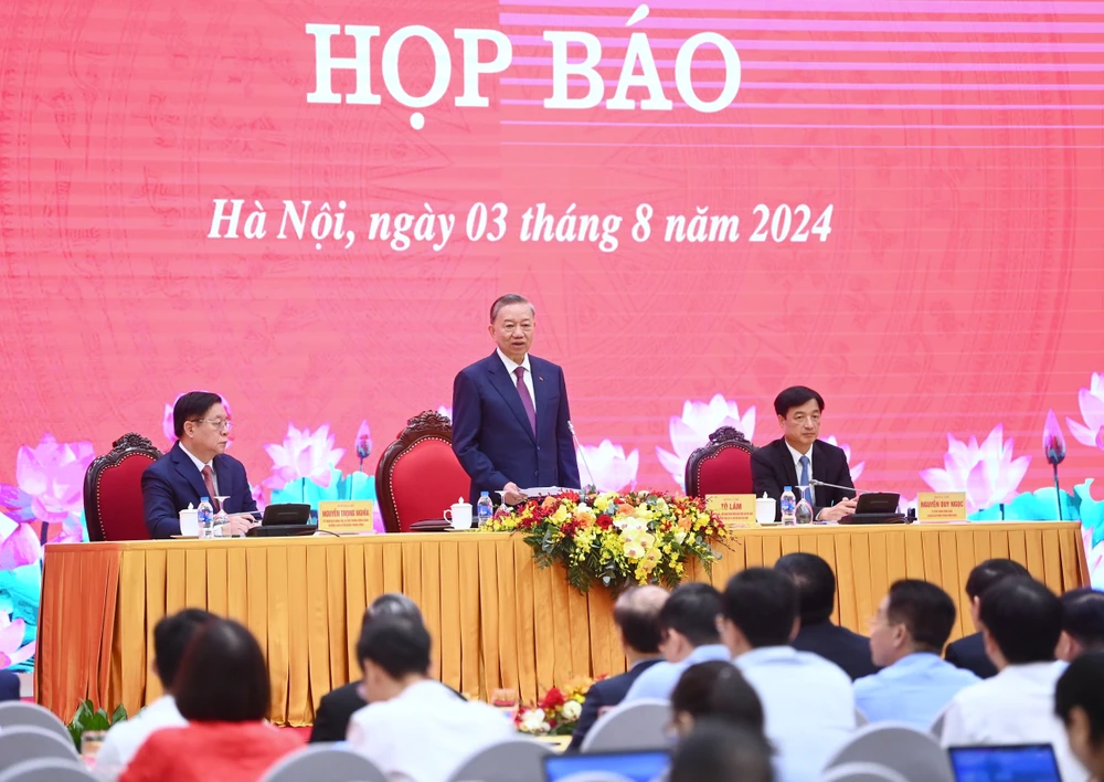 Tổng Bí thư, Chủ tịch nước Tô Lâm và các đồng chí chủ trì cuộc họp báo. Ảnh: VIẾT CHUNG Hop bao 8.JPG