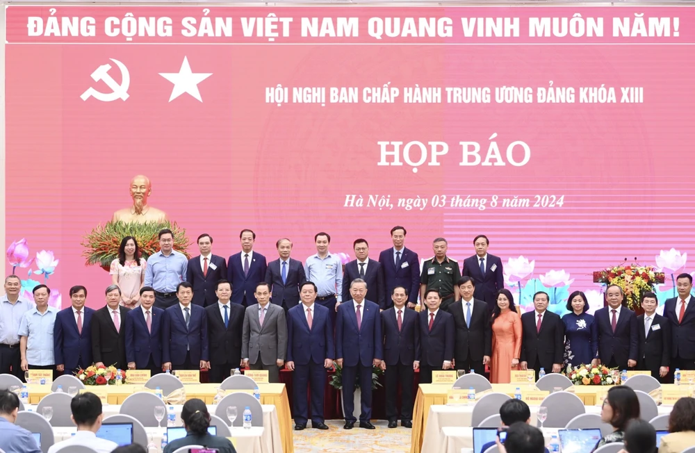 Tổng Bí thư, Chủ tịch nước Tô Lâm và các đại biểu tham dự cuộc họp báo, sáng 3-8. Ảnh: VIẾT CHUNG Hop bao 9.JPG