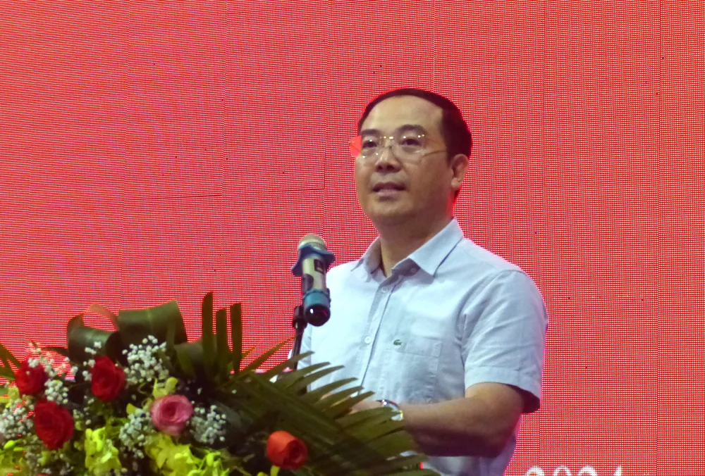 Phó Cục trưởng Cục Thông tin đối ngoại (Bộ TT-TT) Đinh Tiến Dũng trình bày tham luận tại hội nghị. Ảnh: TRẦN BÌNH HN tap huan Hoa Binh 2.jpg