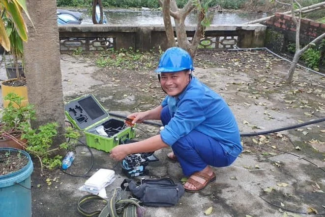 Niềm vui của những người “nối sóng” VNPT sau khi khôi phục mạng lưới, giúp người dân trên đảo Bạch Long Vỹ kết nối sóng VinaPhone với đất liền Anh Bach Long Vi 1.jpg