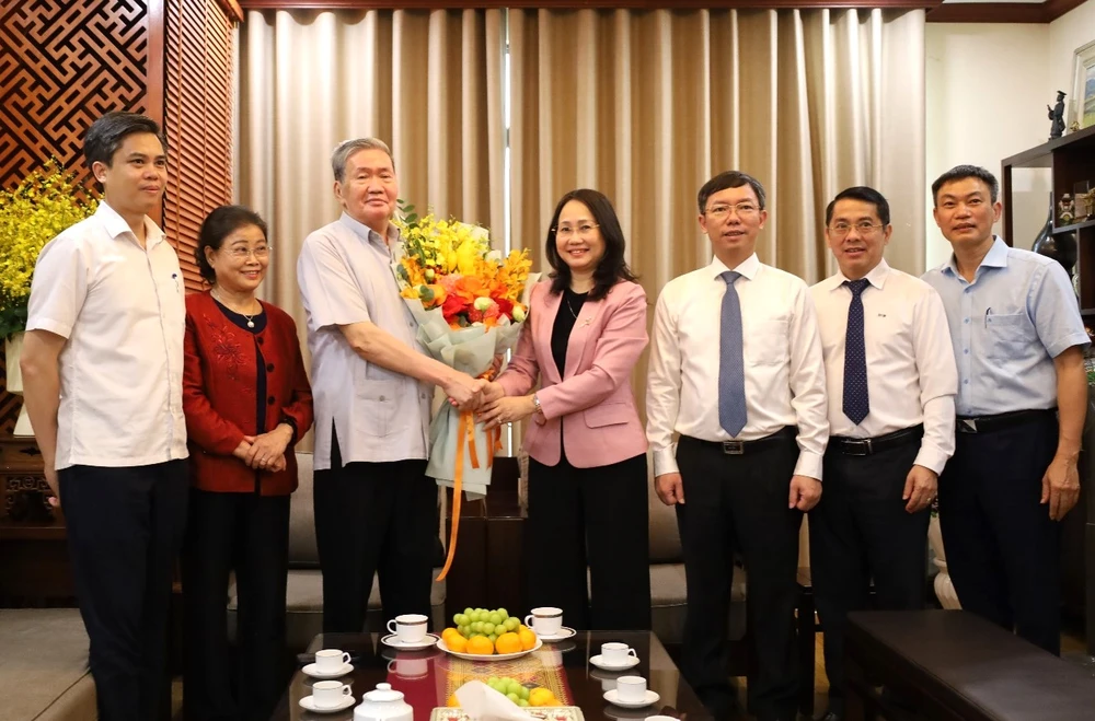 Đại diện lãnh đạo Ban Thường vụ Đảng ủy Văn phòng Trung ương Đảng tặng hoa chúc mừng đồng chí Đinh Thế Huynh tại buổi lễ Dong chi Dinh The Huynh 2.jpg