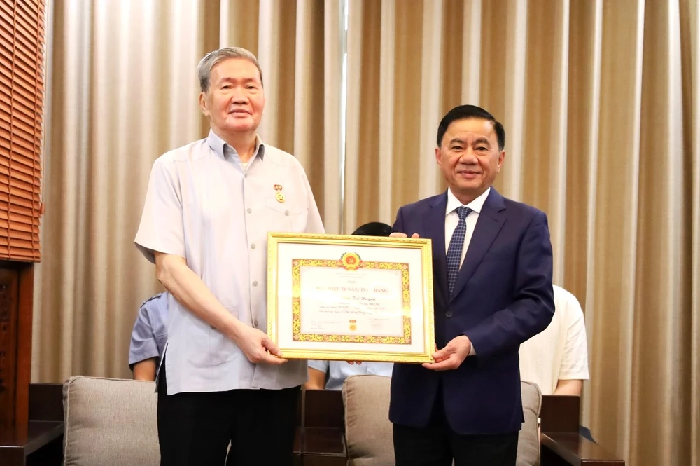 Đồng chí Trần Cẩm Tú trao Huy hiệu 50 năm tuổi Đảng tặng đồng chí Đinh Thế Huynh tại buổi lễ Dong chi Dinh The Huynh.jpg