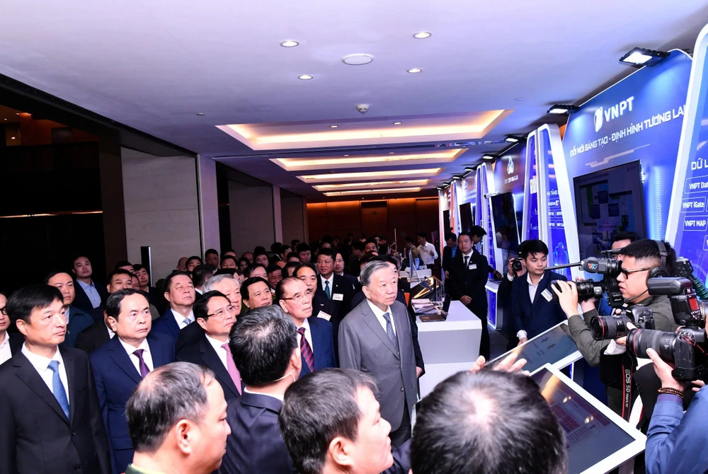 Tổng Bí thư Tô Lâm và các đại biểu tham quan gian trưng bày các sản phẩm công nghệ mới của VNPT tại Hội nghị toàn quốc về đột phá phát triển KH-CN, ĐMST và chuyển đổi số quốc gia, ngày 13-1, tại Hà Nội Trung bay VNPT.jpg