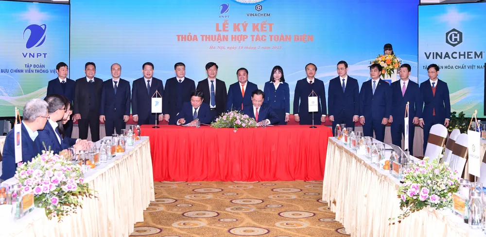 Tổng Giám đốc Vinachem và Tổng Giám đốc VNPT thực hiện ký kết hợp tác giữa 2 tập đoàn VNPT.Vinachem.JPG