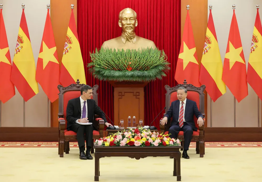 Tổng Bí thư Tô Lâm và Thủ tướng Tây Ban Nha Pedro Sánchez trao đổi các vấn đề cùng quan tâm tại cuộc tiếp. Ảnh: QUANG PHÚC TBT tiep Thu tuong TBN 3.jpg