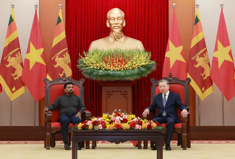 Hai nhà lãnh đạo bày tỏ hài lòng trước sự phát triển bền vững của quan hệ hữu nghị truyền thống và hợp tác toàn diện giữa Việt Nam và Sri Lanka trong 55 năm qua. Ảnh: VIẾT CHUNG TBT tiep Sri Lanka 2.jpg