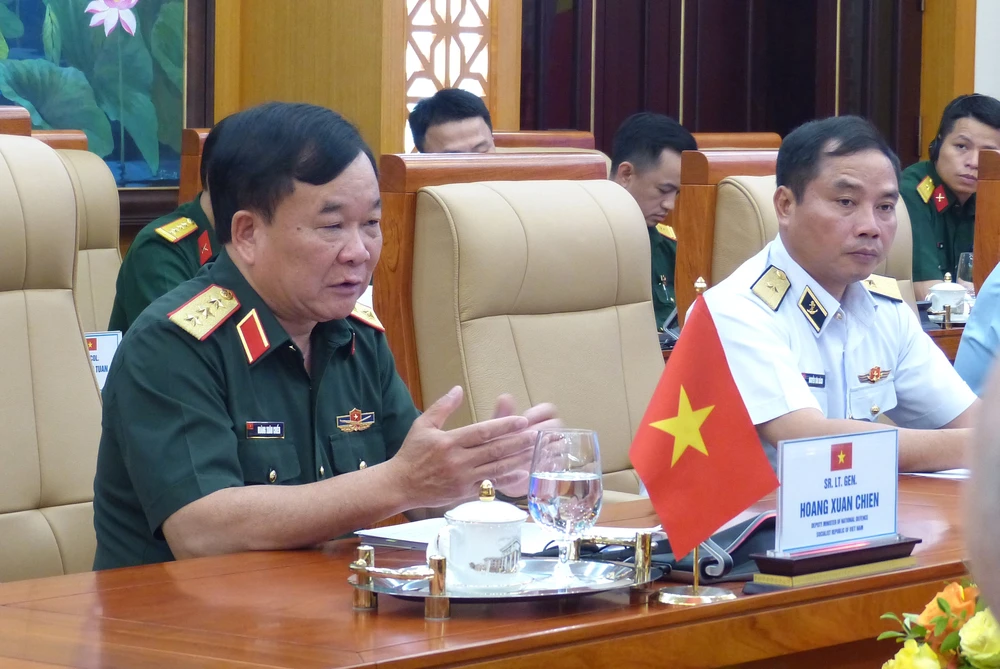 Thượng tướng Hoàng Xuân Chiến phát biểu tại đối thoại. Ảnh: T.B Doi thoai QP Viet - My 2.jpg