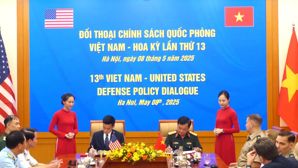 Thượng tướng Hoàng Xuân Chiến và ông John Noh ký biên bản Đối thoại chính sách quốc phòng Việt Nam - Hoa Kỳ lần thứ 13. Ảnh: T.B Doi thoai QP Viet - My 5.jpg
