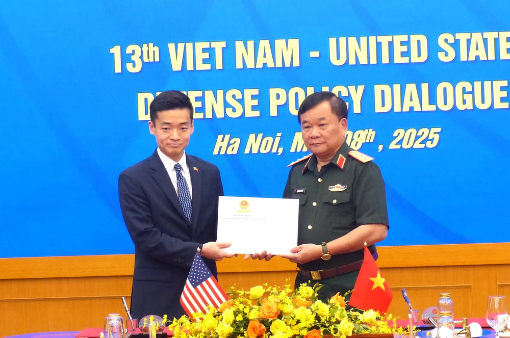Thượng tướng Hoàng Xuân Chiến trao thư của Bộ trưởng Bộ Quốc phòng Việt Nam gửi Bộ trưởng Bộ Quốc phòng Hoa Kỳ. Ảnh: T.B Doi thoai QP Viet - My 8.jpg
