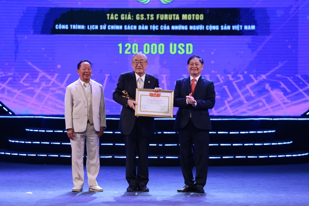 GS-TS Furuta Motoo với công trình “Lịch sử Chính sách dân tộc của những người cộng sản Việt Nam” đạt Giải thưởng Bảo Sơn 2024 Anh trao Giai thuong Bao Son 3.jpg