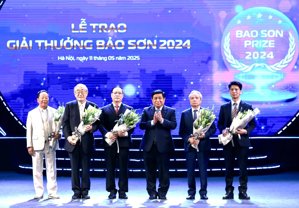 Phó Thủ tướng Nguyễn Chí Dũng và Chủ tịch Quỹ Bảo Sơn chúc mừng 4 tác giả đạt giải thưởng Anh trao Giai thuong Bao Son.jpg