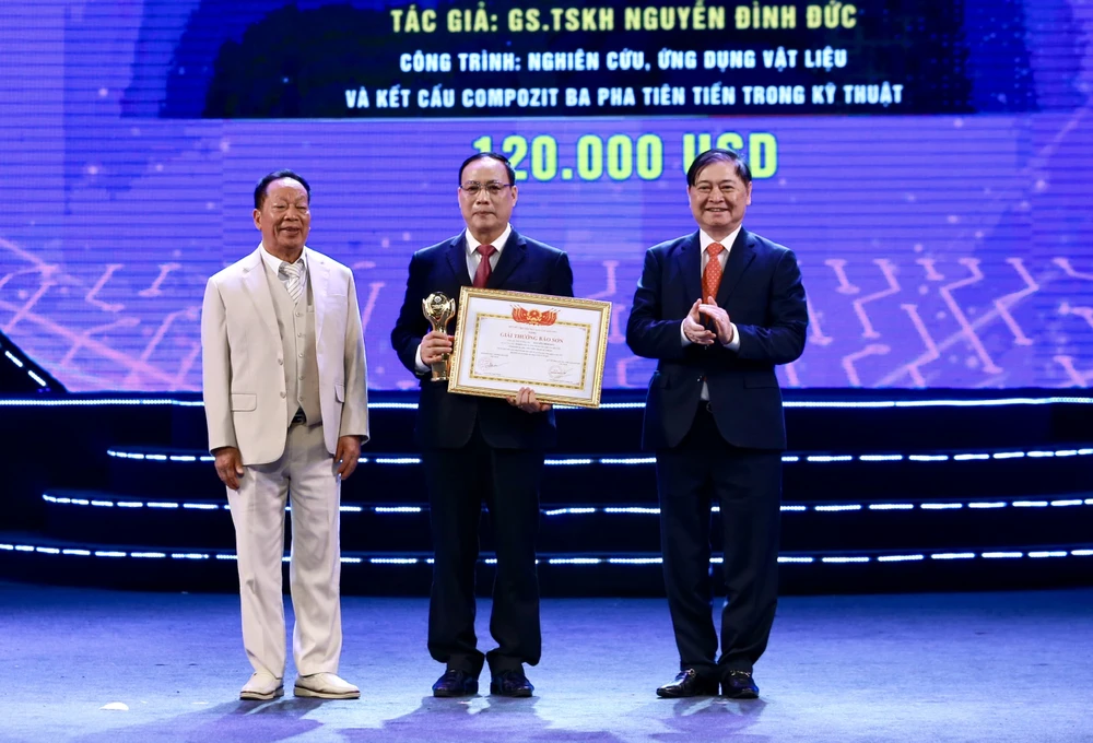 GS-TSKH Nguyễn Đình Đức với “Nghiên cứu và ứng dụng vật liệu và kết cấu compozite ba pha tiên tiến trong kỹ thuật” đạt Giải thưởng Bảo Sơn 2024 Anh trao Giai thuong Bao Son 4.jpg