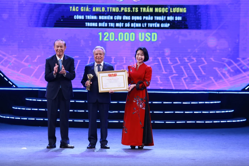 PGS-TS Trần Ngọc Lương với công trình “Nghiên cứu ứng dụng phẫu thuật nội soi trong điều trị một số bệnh lý tuyến giáp” nhận Giải thưởng Bảo Sơn 2024 Anh trao Giai thuong Bao Son 5.jpg