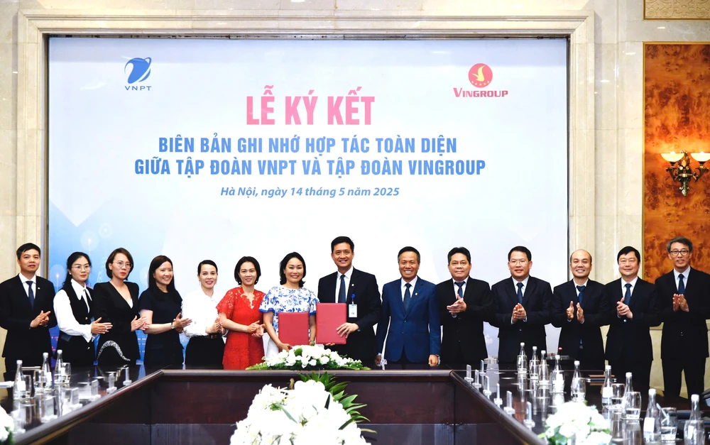Lãnh đạo VNPT và Vingroup chứng kiến việc ký và trao đổi biên bản hợp tác toàn diện giữa hai bên VNPT - VINGROUP 2.jpg