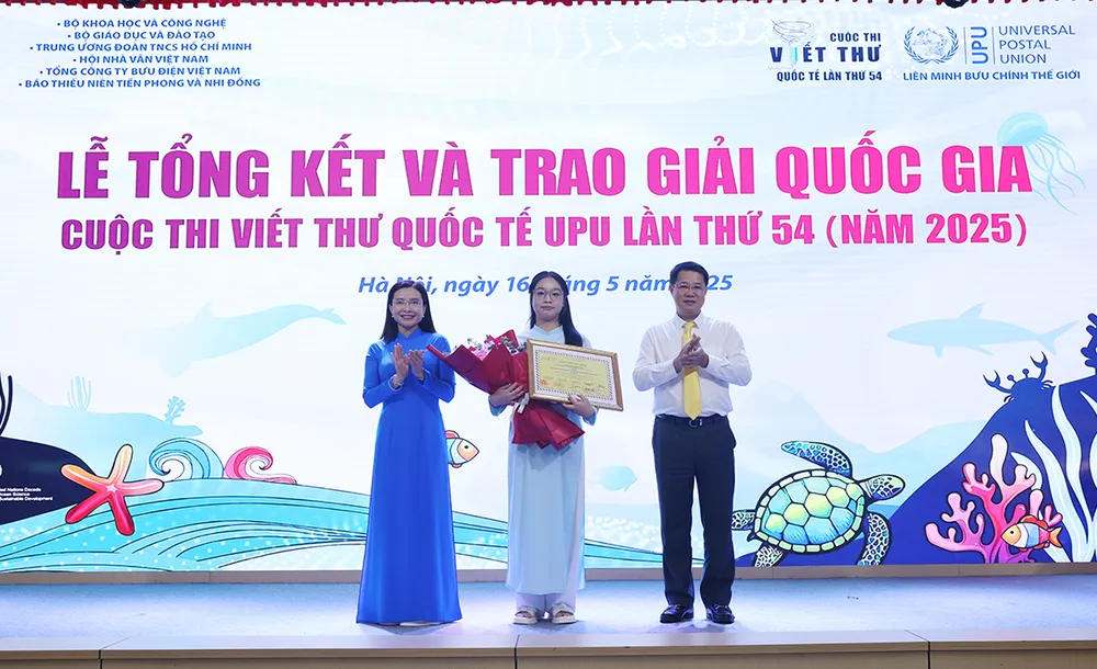 Ban Tổ chức trao giải Nhất quốc gia cho em Phạm Đoàn Minh Khuê, học sinh lớp 10C2, Trường THPT chuyên Lê Quý Đôn, Đà Nẵng Cuoc thi UPU - Giai Nhat.JPG