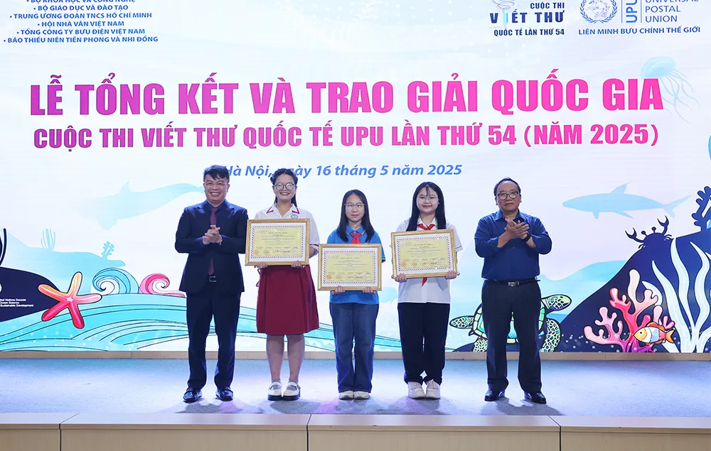 3 học sinh giành giải Nhì cuộc thi viết thư UPU lần thứ 54 Cuoc thi UPU - Giai NhI.JPG