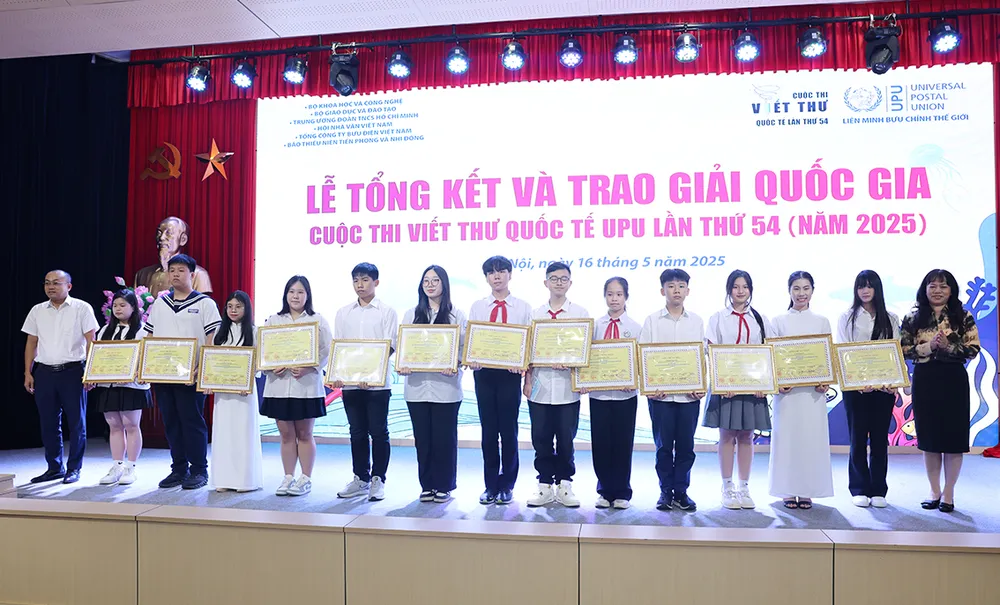 Các học sinh giành giải Khuyến khích cuộc thi viết thư UPU lần thứ 54 Giai Khuyen khich 1.JPG