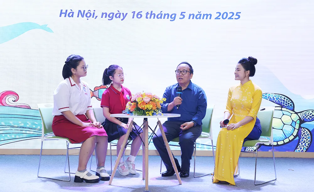 Nhà thơ Trần Đăng Khoa giao lưu cùng học sinh đoạt giải tại sự kiện Giao luu 1.JPG