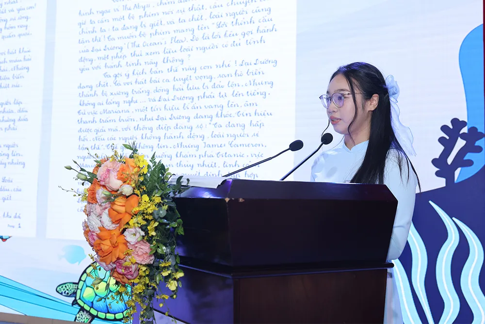 Phạm Đoàn Minh Khuê đọc lại bức thư đoạt giải Nhất của mình tại buổi lễ Minh Khue doc buc thu giai nhat.JPG