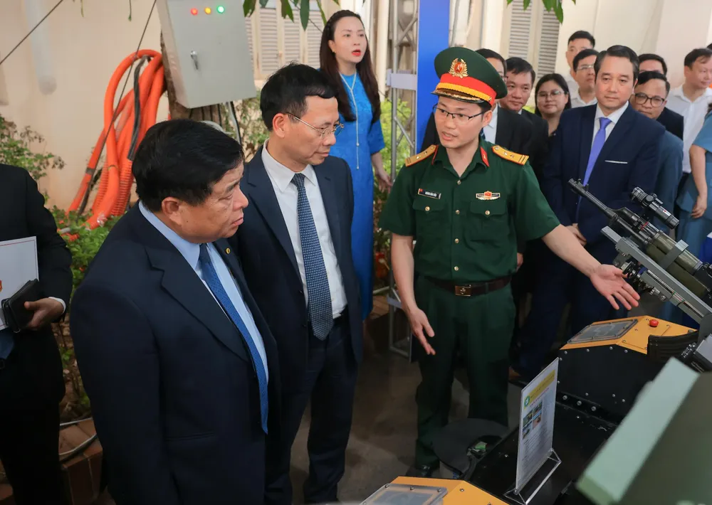 Phó Thủ tướng Nguyễn Chí Dũng cùng các đại biểu tham quan và nghe giới thiệu các kết quả KH-CN, ĐMST, CĐS nổi bật Ngay KHCN 4.jpg