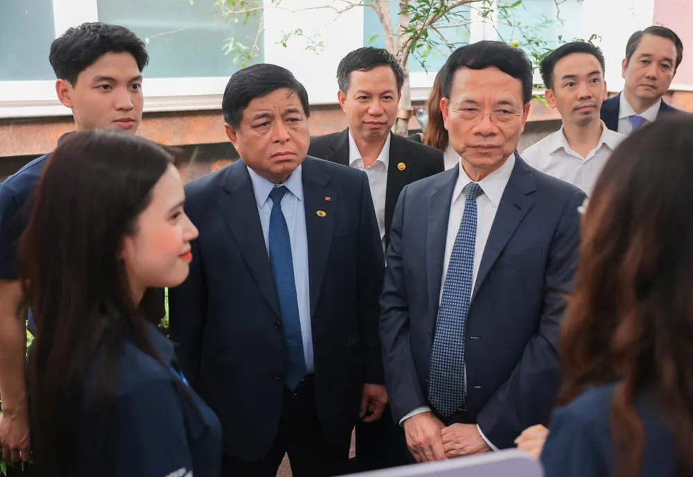 Phó Thủ tướng Nguyễn Chí Dũng cùng các đại biểu tham quan và nghe giới thiệu các kết quả KH-CN, ĐMST, CĐS nổi bật Ngay KHCN 7.jpg