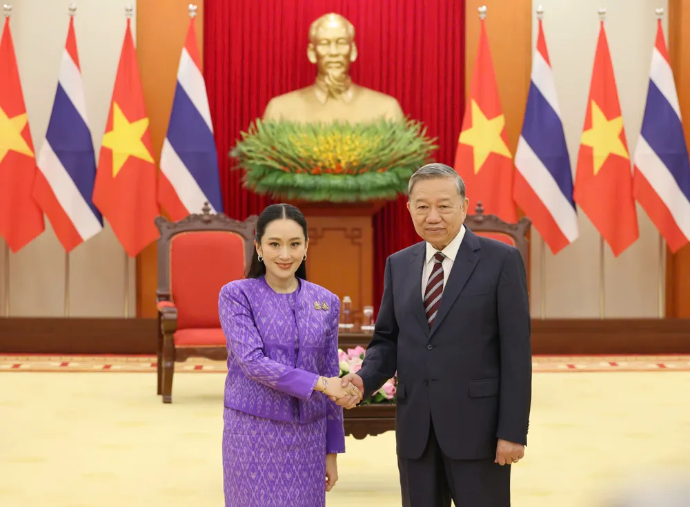 Tổng Bí thư Tô Lâm và Thủ tướng Paetongtarn Shinawatra tại trụ sở Trung ương Đảng, chiều 16-5. Ảnh: QUANG PHÚC TBT tiep Thu tuong Thai Lan 1.jpg