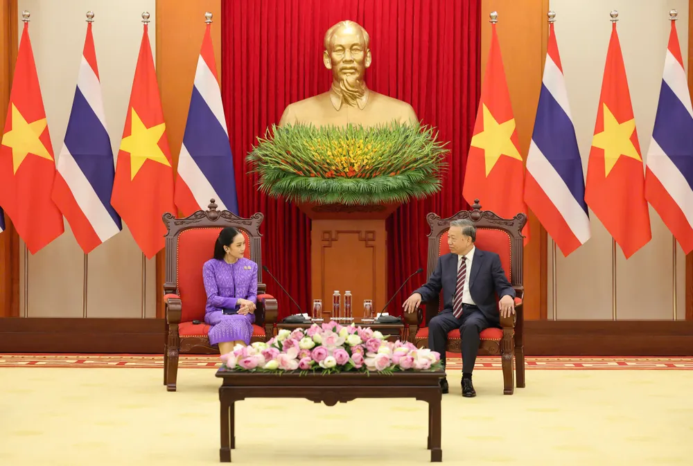 Hai nhà lãnh đạo trao đổi các vấn đề quan tâm tại cuộc tiếp. Ảnh: QUANG PHÚC TBT tiep Thu tuong Thai Lan 4.jpg